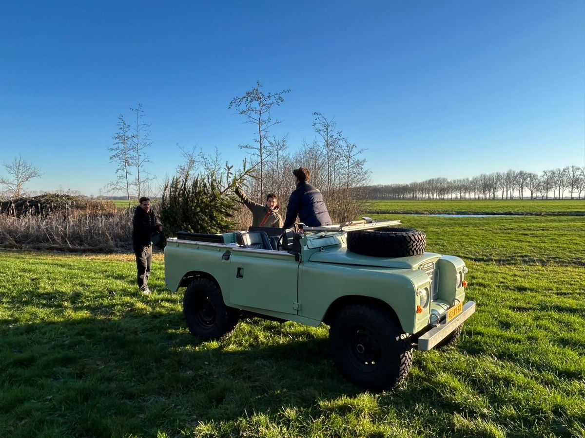 Pastelgroene Land Rover Series 88 in het veld